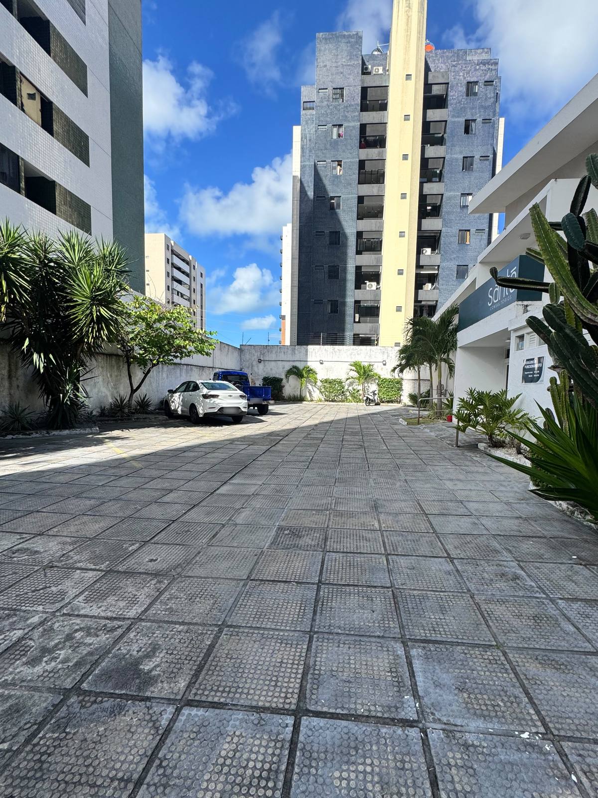 Pátio de estacionamento privativo da Santé Consultórios, com vagas e acesso à entrada
